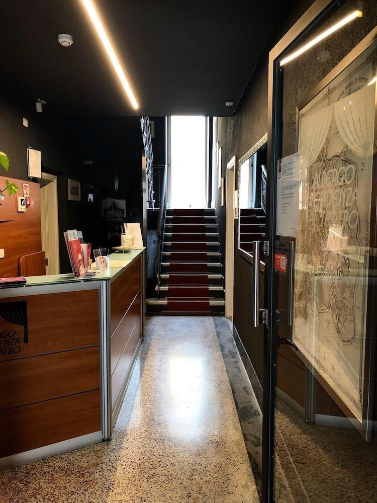 Albergo Residenza Al Teatro Удине Экстерьер фото