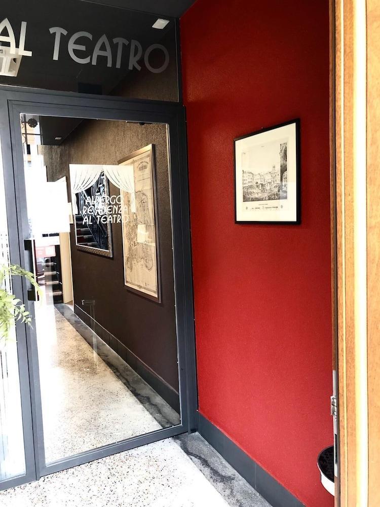 Albergo Residenza Al Teatro Удине Экстерьер фото